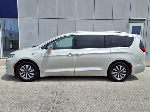 Used 2021 Chrysler Pacifica Limited w/ Uconnect Theater Family Group FWD image 3