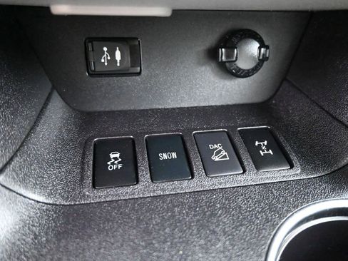 Used 2016 Toyota Highlander XLE AWD/4WD image 12