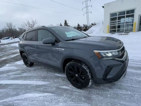 Used 2022 Volkswagen Taos SE image 2