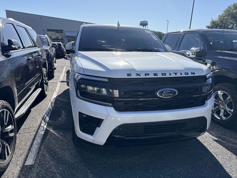 Used 2024 Ford Expedition Limited RWD image 3