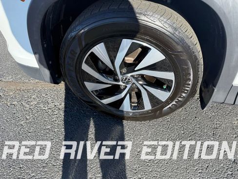 Used 2025 Volkswagen Tiguan S image 9