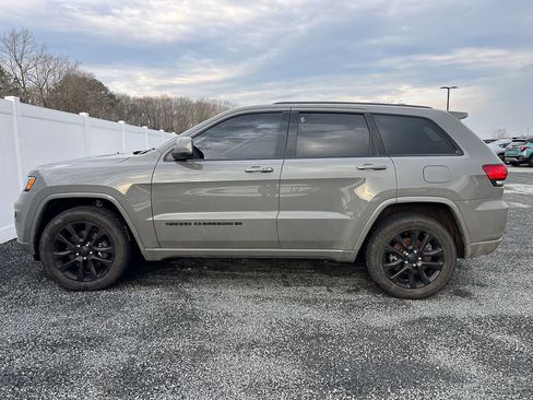 Used 2022 Jeep Grand Cherokee Laredo X image 2