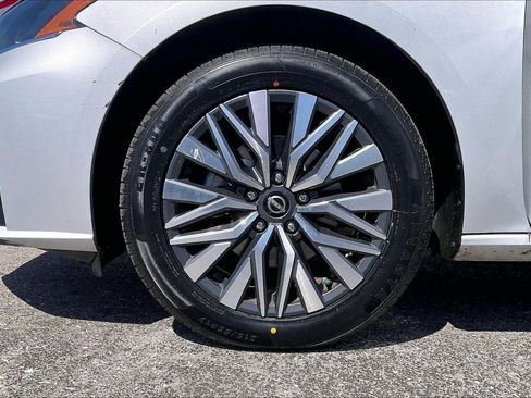 Used 2024 Nissan Altima 2.5 SV AWD/4WD image 9