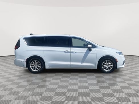 Used 2023 Chrysler Pacifica Touring-L FWD image 4