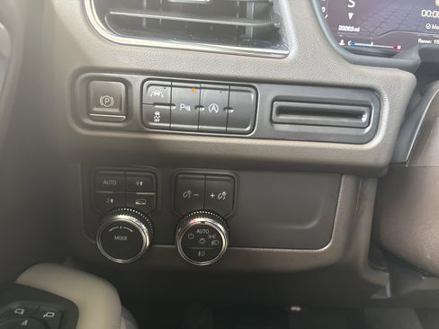 Used 2024 GMC Yukon XL SLT image 20