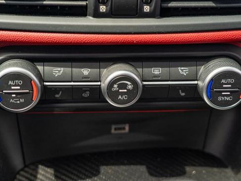 Used 2018 Alfa Romeo Giulia Quadrifoglio RWD image 27