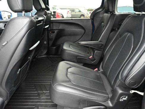 Used 2019 Chrysler Pacifica Touring-L Plus w/ Advanced Safetytec Group FWD image 13