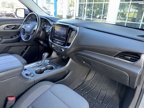 Used 2020 Chevrolet Traverse LT image 16