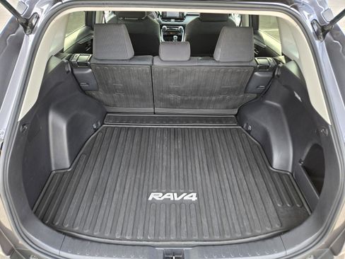 Used 2021 Toyota RAV4 LE image 13