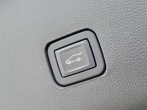 Certified 2023 Chevrolet Traverse LT FWD image 34