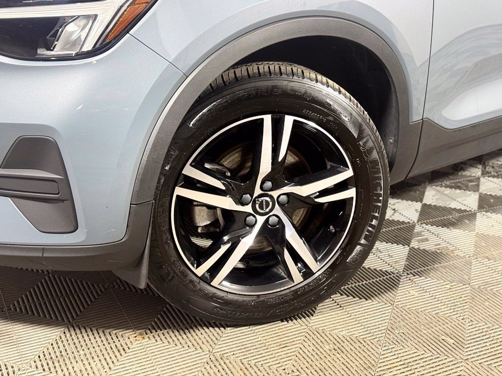 Used 2023 Volvo XC40 B5 Core w/ Convenience Package AWD/4WD image 2