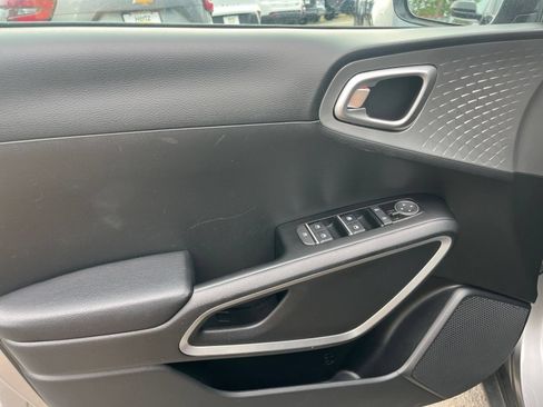 Used 2025 Kia Soul LX w/ LX Technology Package FWD image 18