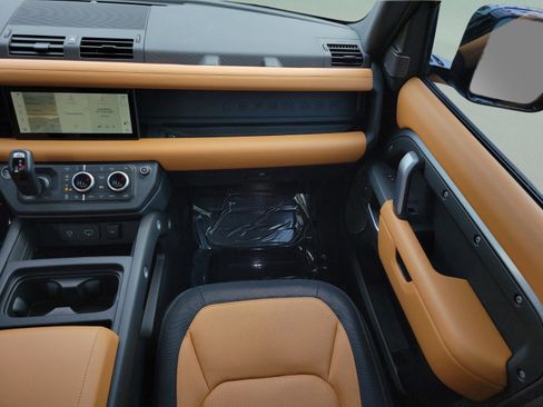 Used 2024 Land Rover Defender 110 X-Dynamic SE image 5