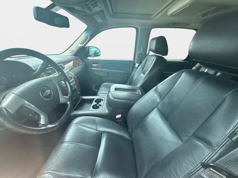Used 2014 Chevrolet Suburban LT w/ Luxury Package AWD/4WD image 7