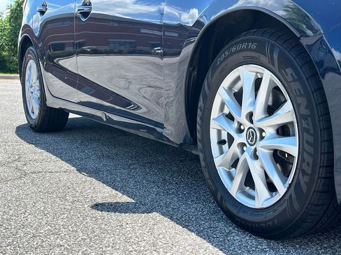 Used 2017 MAZDA MAZDA3 Sport w/ Preferred Equipment Package FWD image 9