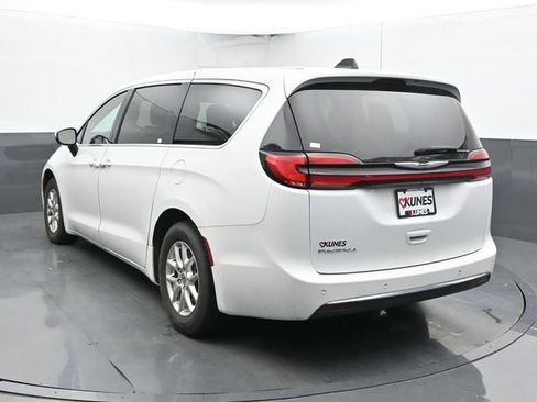 Used 2023 Chrysler Pacifica Touring-L FWD image 11