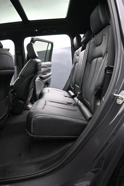 Used 2023 Jeep Grand Cherokee Overland AWD/4WD image 10