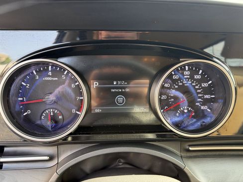 Used 2022 Kia Carnival EX FWD image 28