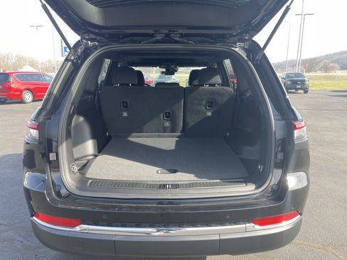 Used 2025 Jeep Grand Cherokee Laredo X image 25