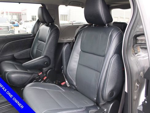 Used 2017 Toyota Sienna SE Premium image 25