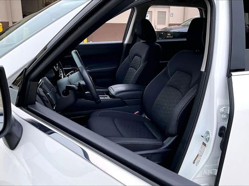 Used 2025 Nissan Pathfinder SV image 8