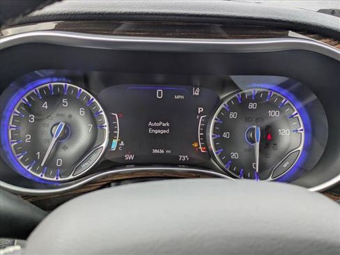 Used 2024 Chrysler Pacifica Limited FWD image 11
