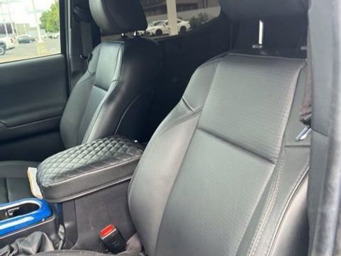 Used 2022 Toyota Tacoma TRD Off-Road w/ TRD Premium Off Road Package image 11