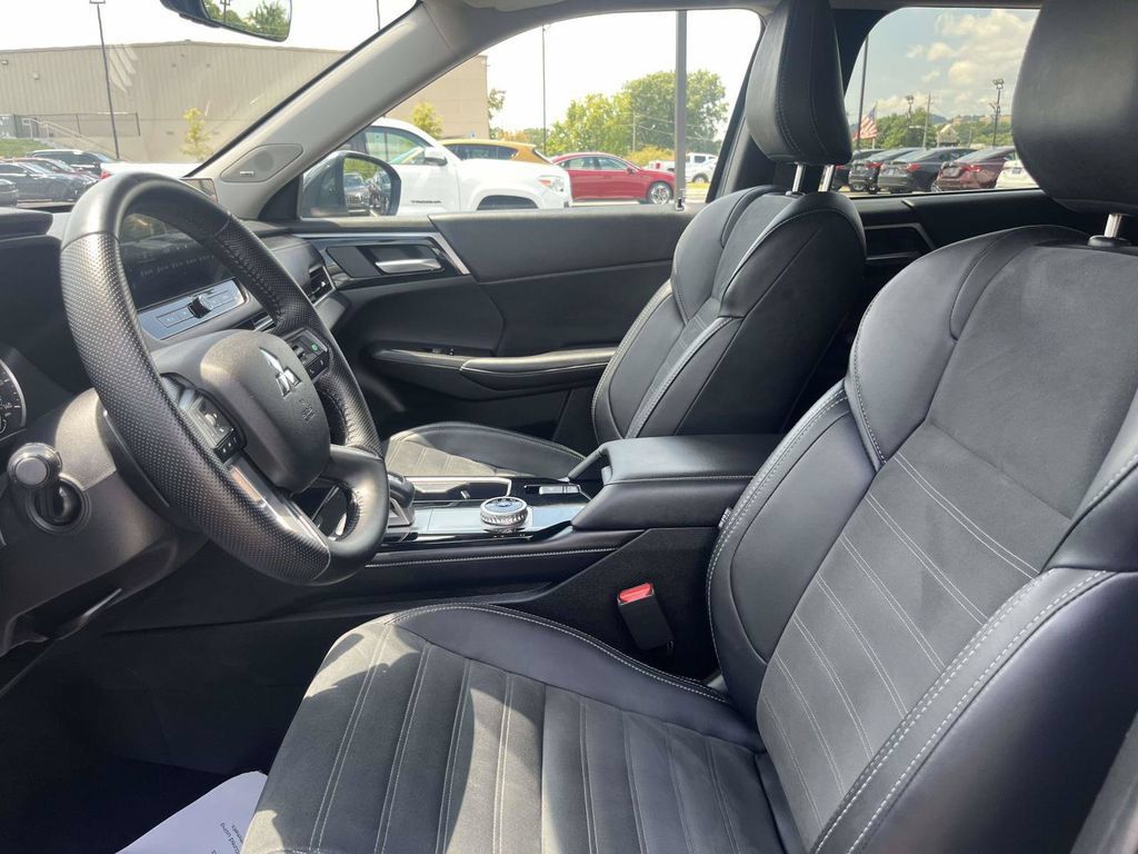 Used 2025 Mitsubishi Outlander SE AWD/4WD image 17