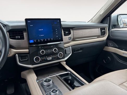 Used 2024 Ford Expedition Limited image 11