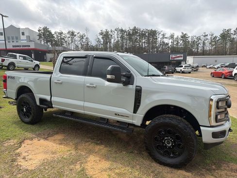 Used 2025 Ford F250 Lariat w/ Black Appearance Package image 6