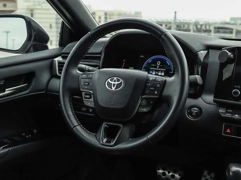 Used 2025 Toyota Camry SE FWD image 14