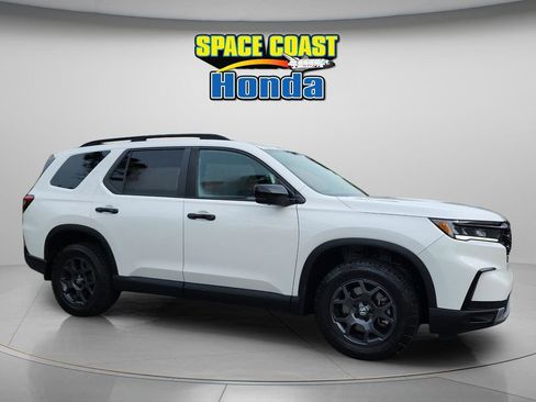 Certified 2024 Honda Pilot TrailSport image 3