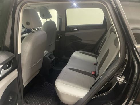 Certified 2023 Volkswagen Taos SE w/ Panoramic Sunroof Package image 8