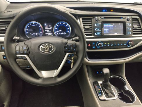 Used 2018 Toyota Highlander LE FWD image 22