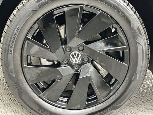 Certified 2025 Volkswagen Atlas SE image 12