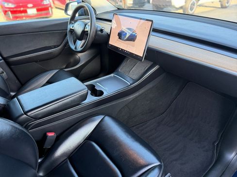 Used 2022 Tesla Model Y Long Range image 3