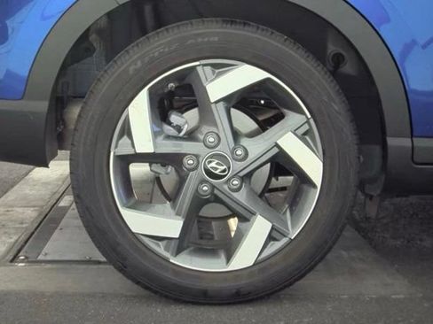 Certified 2025 Hyundai Venue Limited FWD image 11