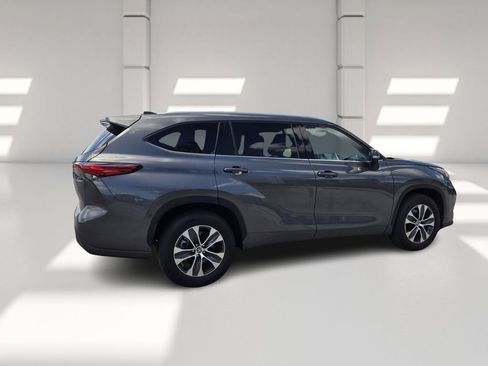 Used 2022 Toyota Highlander XLE FWD image 6
