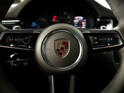 Certified 2025 Porsche Macan AWD/4WD image 35