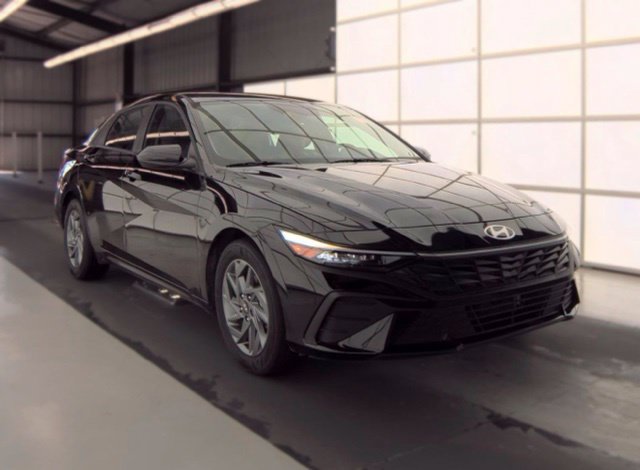 Used 2025 Hyundai Elantra Hybrid FWD image 4