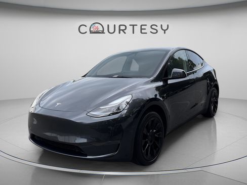 Used 2025 Tesla Model Y Long Range RWD image 2