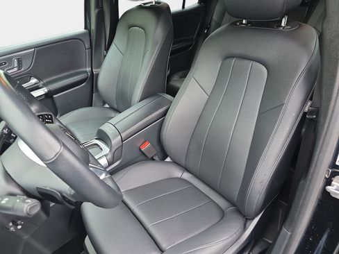 Used 2025 Mercedes-Benz GLB 250 4MATIC image 18