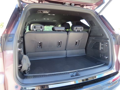 Used 2026 Chevrolet Traverse High Country w/ LPO, Floor Liner Package AWD/4WD image 10
