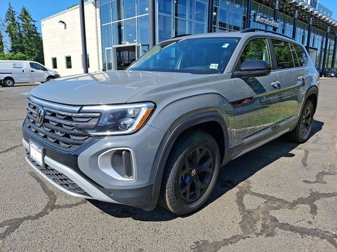 Used 2025 Volkswagen Atlas Peak Edition SE AWD/4WD image 3