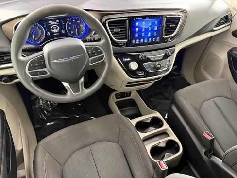 Used 2017 Chrysler Pacifica Touring FWD image 29