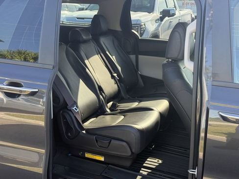 Used 2022 Kia Carnival LX FWD image 29