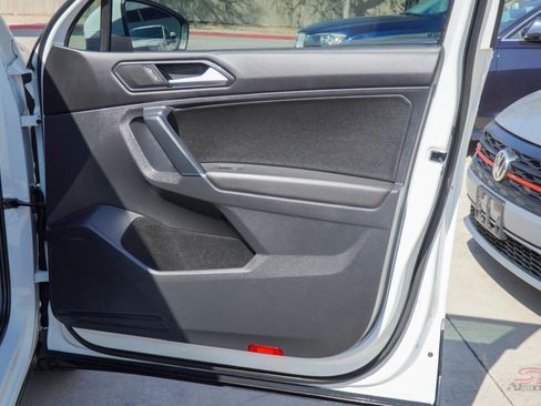 Used 2018 Volkswagen Tiguan SE w/ Panoramic Sunroof Package image 19