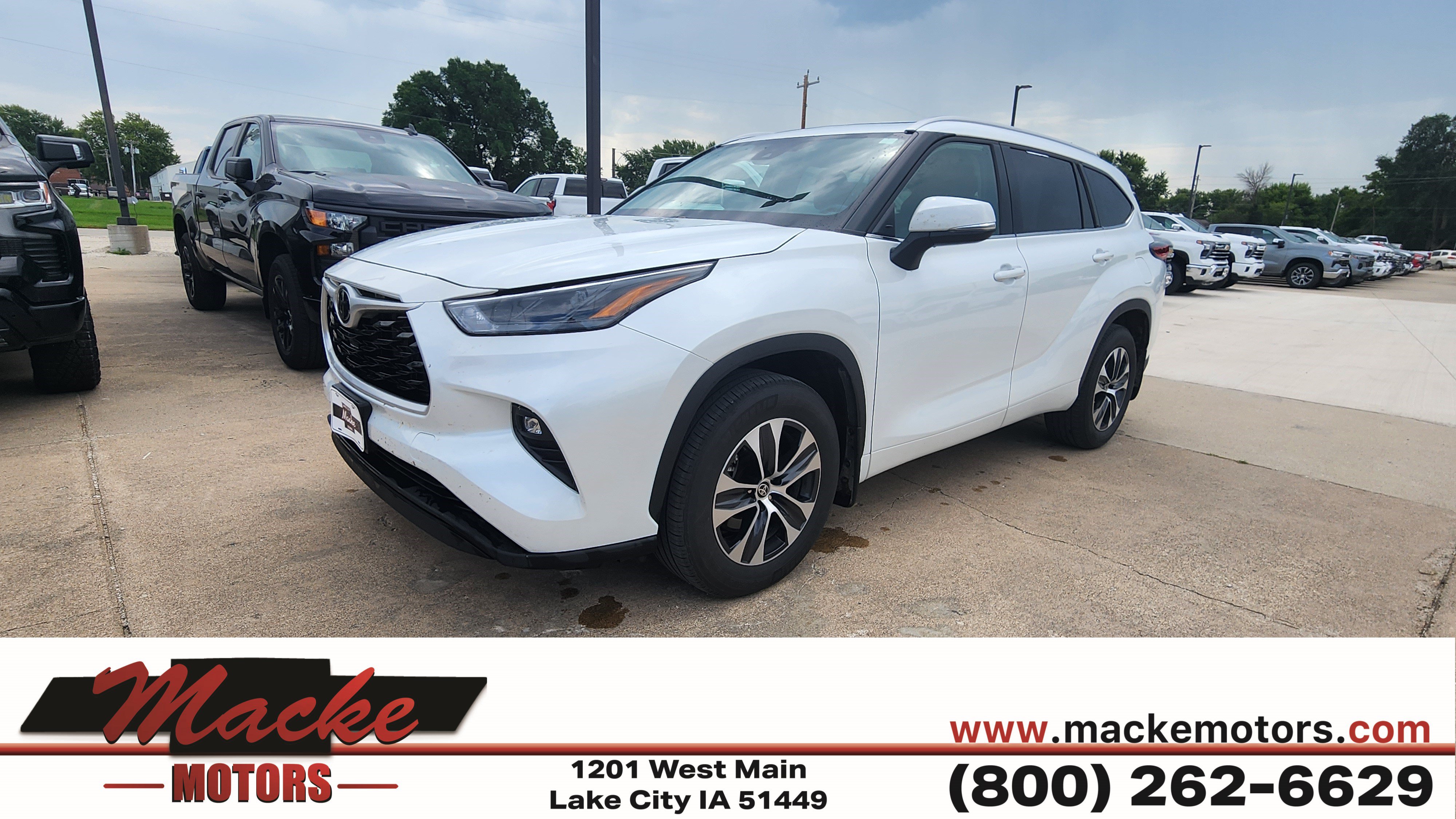 Used 2022 Toyota Highlander XLE AWD/4WD image 1