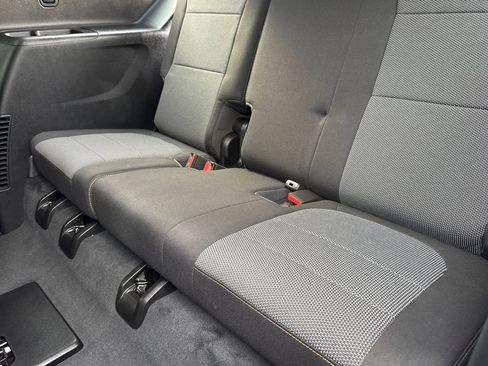 Used 2021 Chevrolet Traverse LT image 32