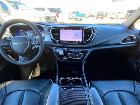 Used 2025 Chrysler Pacifica Limited image 15